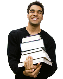 homem segurando uma pilha de livros, com um grande sorriso no rosto