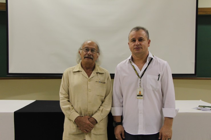 Jamil Zugueib Neto (à esquerda) e o coordenador do curso de Filosofia da FAE, Frei Jairo Ferrandin.