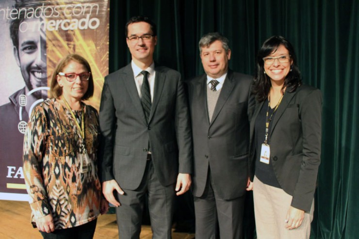 Professora Maria do Carmo Godoy Ehlke, Dr. Deltan Dallagnol e os professores Adriano Rogério Goedert e Flávia Letícia Soares e Silva.