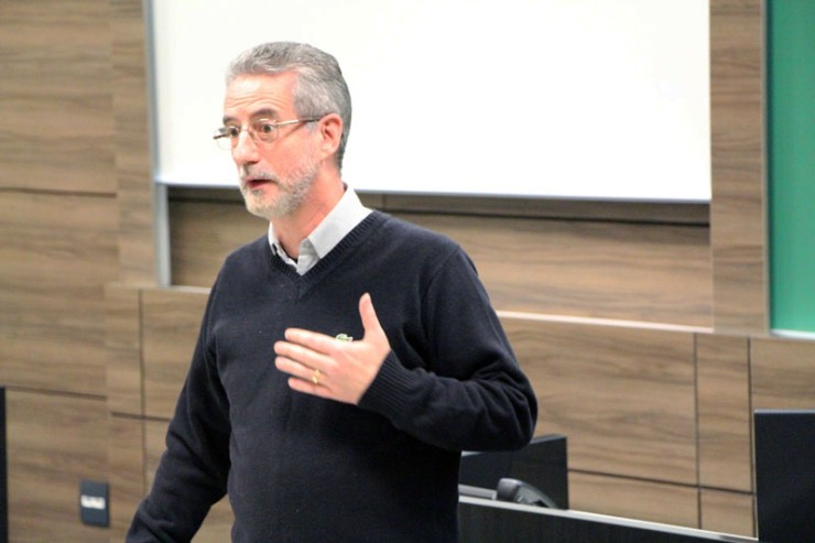 O coordenador do Programa de Gestão em TI, professor Luis Pedro Zambon.
