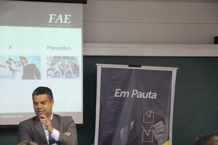 O coordenador do curso de Direito da FAE José dos Pinhais, José Carlos Alves da Silva, o professor Marinho, foi um dos palestrantes.