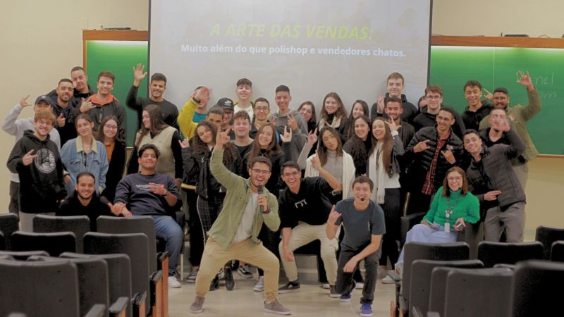 Os ex-alunos Guilherme Gomez e Gabriel Góis voltaram à FAE para trazer experiências do mercado aos graduandos de Administração do 3º período, na disciplina de Estratégias de Marketing e Vendas.
