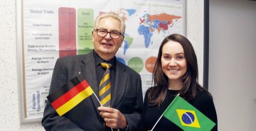 Giovanna Zeny, egressa do curso de Administração, está na Alemanha para estudar o sucesso das exportações do país europeu