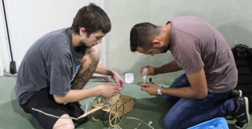 Estudantes de Engenharia Mecânica realizam uma corrida de ratoeiras para testar seus conhecimentos 